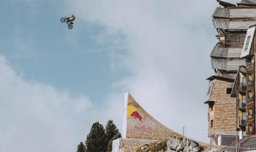 TOM PAGÈS salto egiten du FMX y BASE JUMP EN AVORIAZ TOM PAGÈS salto egiten du FMX y BASE JUMP EN AVORIAZ